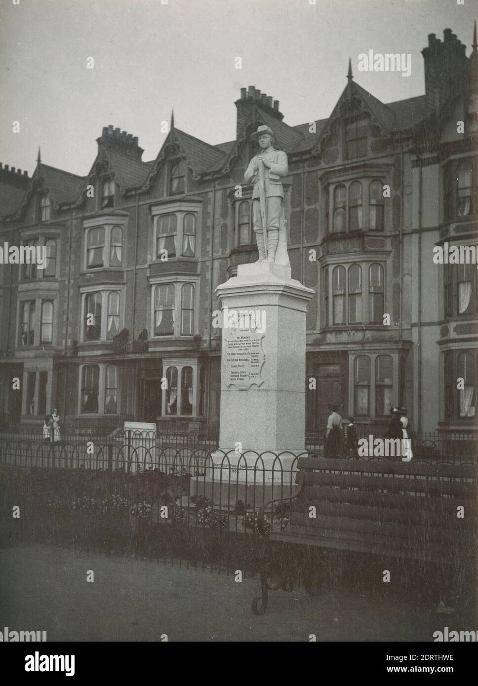 Photographie antique c1904, statue commémorative de la guerre aux « hommes Rhyl qui sont tombés dans la guerre d’Afrique du Sud tout en servant leur pays ». À l'emplacement d'origine de la statue, érigée en 1904, sur West Parade près de John Street à Rhyl, Angleterre. SOURCE : PHOTO ORIGINALE Banque D'Images