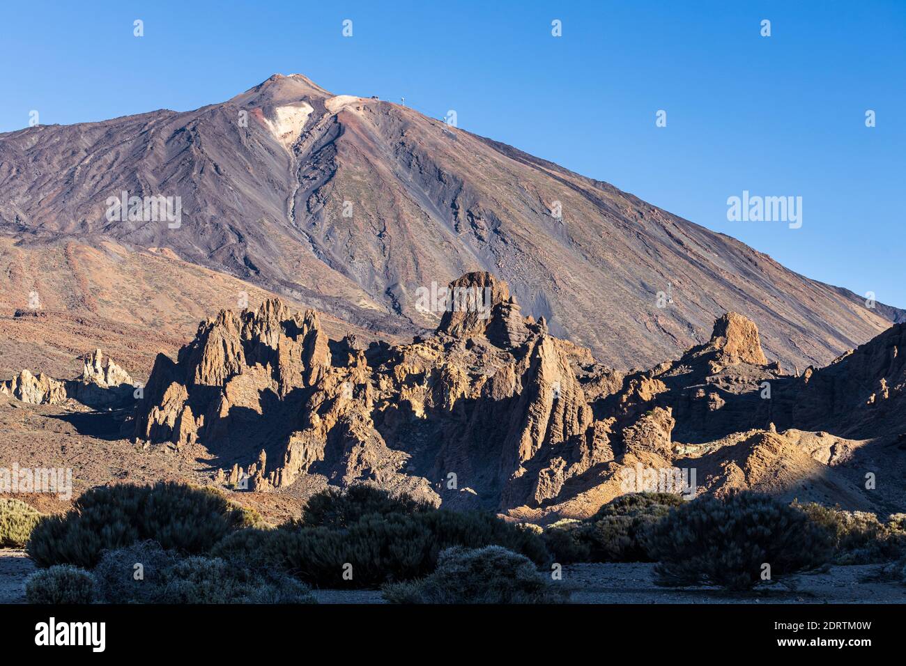 Le mont Teide et la cathédrale rochers sur le Llano de Ucanco dans le parc national de Las Cañadas del Teide, Tenerife, Iles Canaries, Espagne Banque D'Images