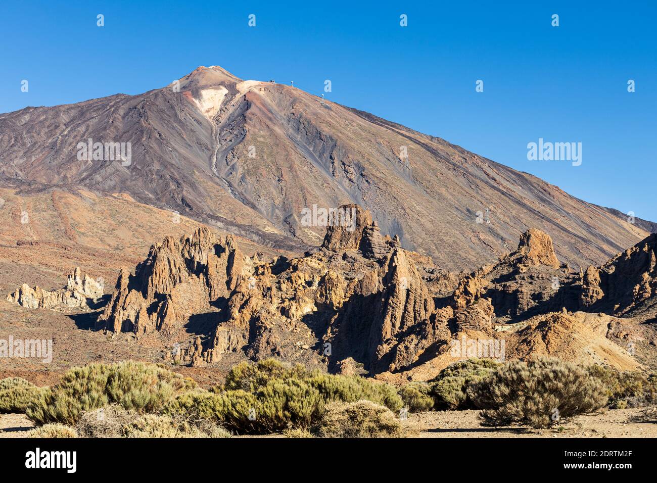 Le mont Teide et la cathédrale rochers sur le Llano de Ucanco dans le parc national de Las Cañadas del Teide, Tenerife, Iles Canaries, Espagne Banque D'Images