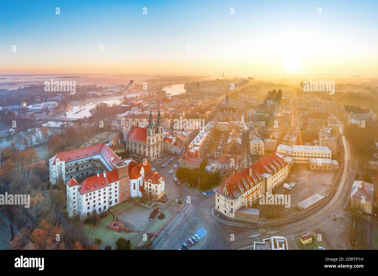 Brzeg, Pologne. Paysage urbain aérien au lever du soleil avec le château Piast et l'église de la Sainte-Croix Banque D'Images