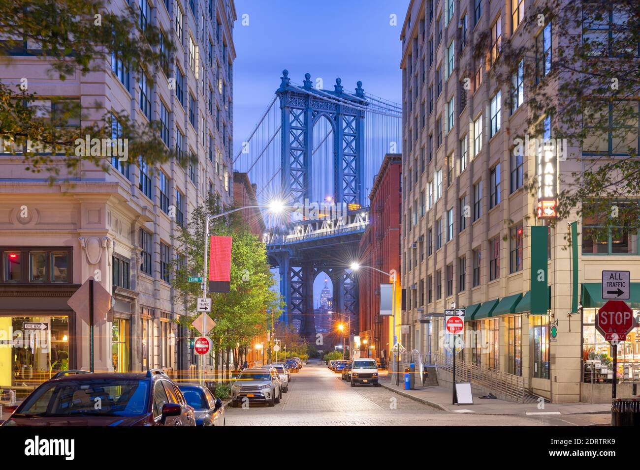 Brooklyn, New York, États-Unis scène de rue au pont de Brooklyn pendant le crépuscule. Banque D'Images