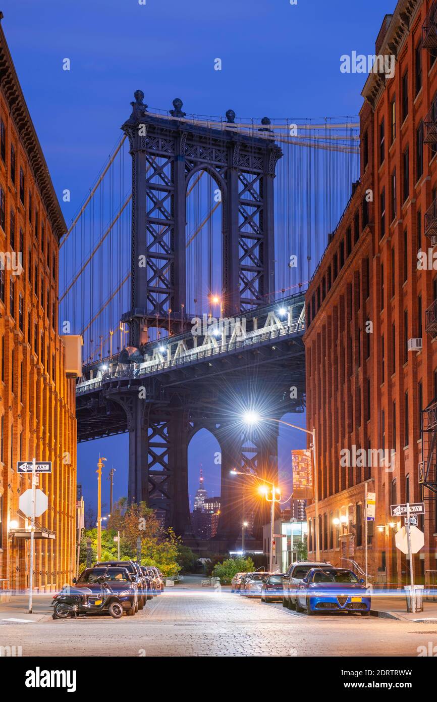 Brooklyn, New York, États-Unis scène de rue au pont de Brooklyn pendant le crépuscule. Banque D'Images