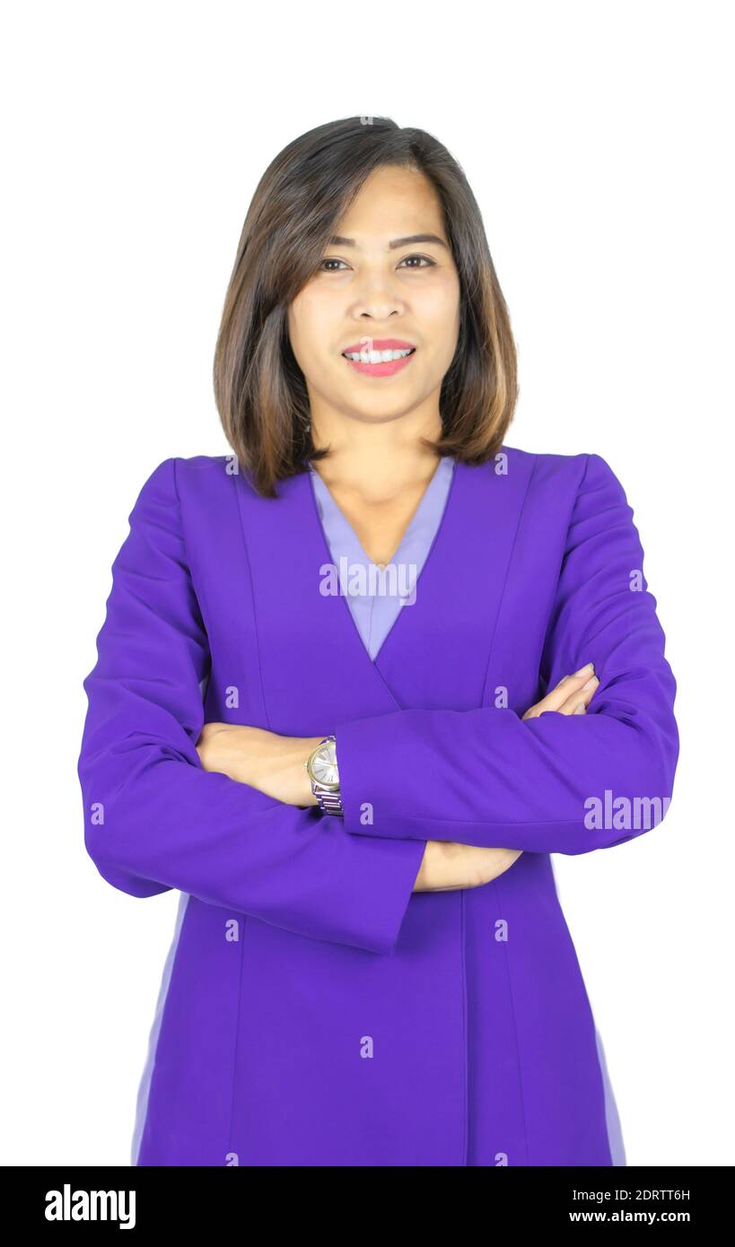 Portrait isolé d'une femme asiatique aux cheveux courts et à la peau bronzée portant un costume violet et souriant sur un fond blanc avec un chemin d'écrêtage. Banque D'Images