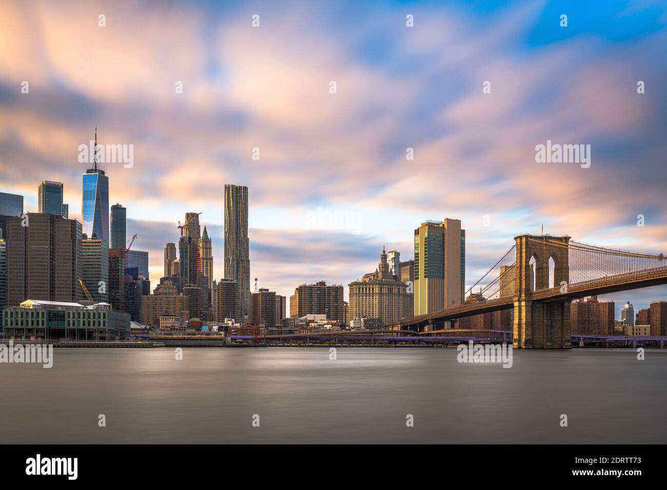 New York, New York, États-Unis centre-ville de Manhattan vues sur l'East River au crépuscule. Banque D'Images