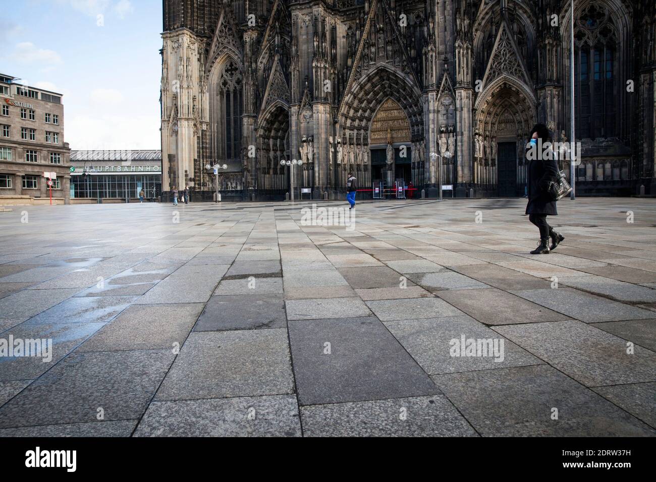 Corona Lockdown, 17 décembre. 2020. La place presque déserte autour de la cathédrale de Cologne, habituellement visité par des milliers de personnes, Cologne, Allemagne. Banque D'Images