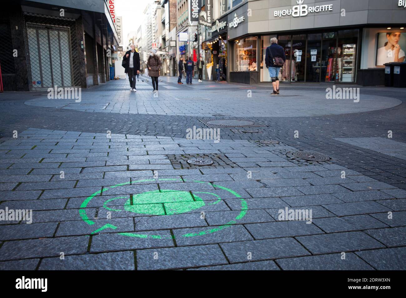 Corona Lockdown, 17 décembre. 2020. Seulement peu de personnes dans la rue commerçante Hohe Strasse, habituellement visité par des milliers de personnes, logo obligation masque, C Banque D'Images