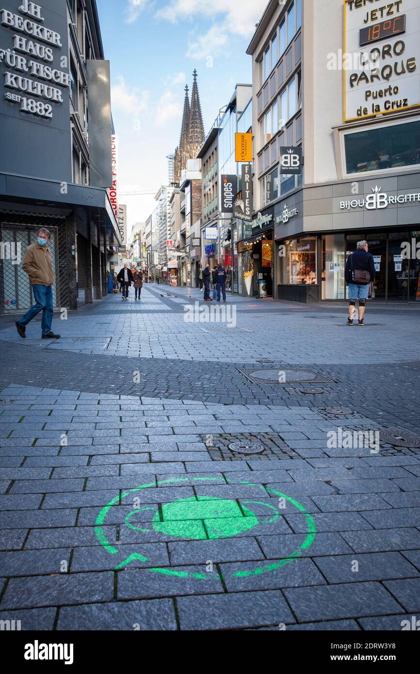 Corona Lockdown, 17 décembre. 2020. Seulement peu de personnes dans la rue commerçante Hohe Strasse, habituellement visité par des milliers de personnes, logo obligation masque, C Banque D'Images
