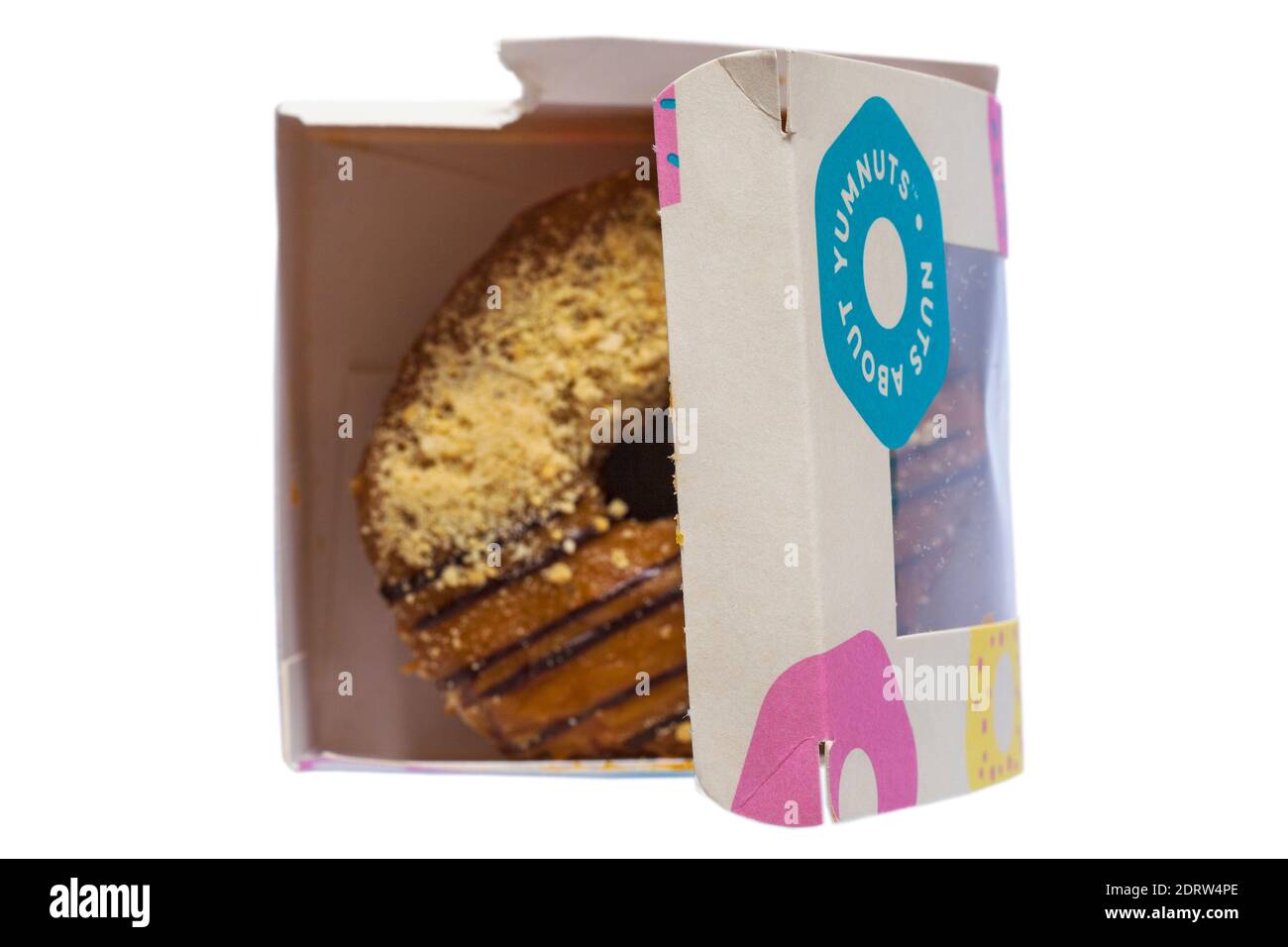 Le caramel salé et le biscuit milliardaires Yumnut, croissent entre un donut et un yum, de la boulangerie en magasin M&S dans une boîte - noix sur les yumnut Banque D'Images