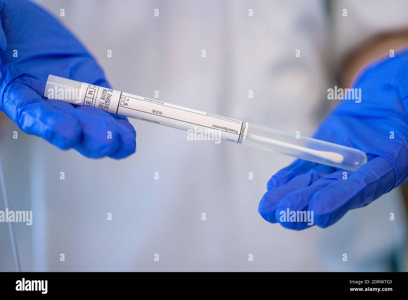 Schwerin, Allemagne. 21 décembre 2020. Une infirmière tient un tube avec le bâton pour un test PCR Abstrichtest dans le centre de test Corona à la clinique Helios. En plus des patients admis et des résidents référés par des médecins ou le service de santé, les employés de la clinique sont également soumis à des tests réguliers pour détecter Corona. Un nouveau centre de test est en activité directement à la clinique Helios depuis quelques jours. Credit: Jens Büttner/dpa-Zentralbild/dpa/Alay Live News Banque D'Images