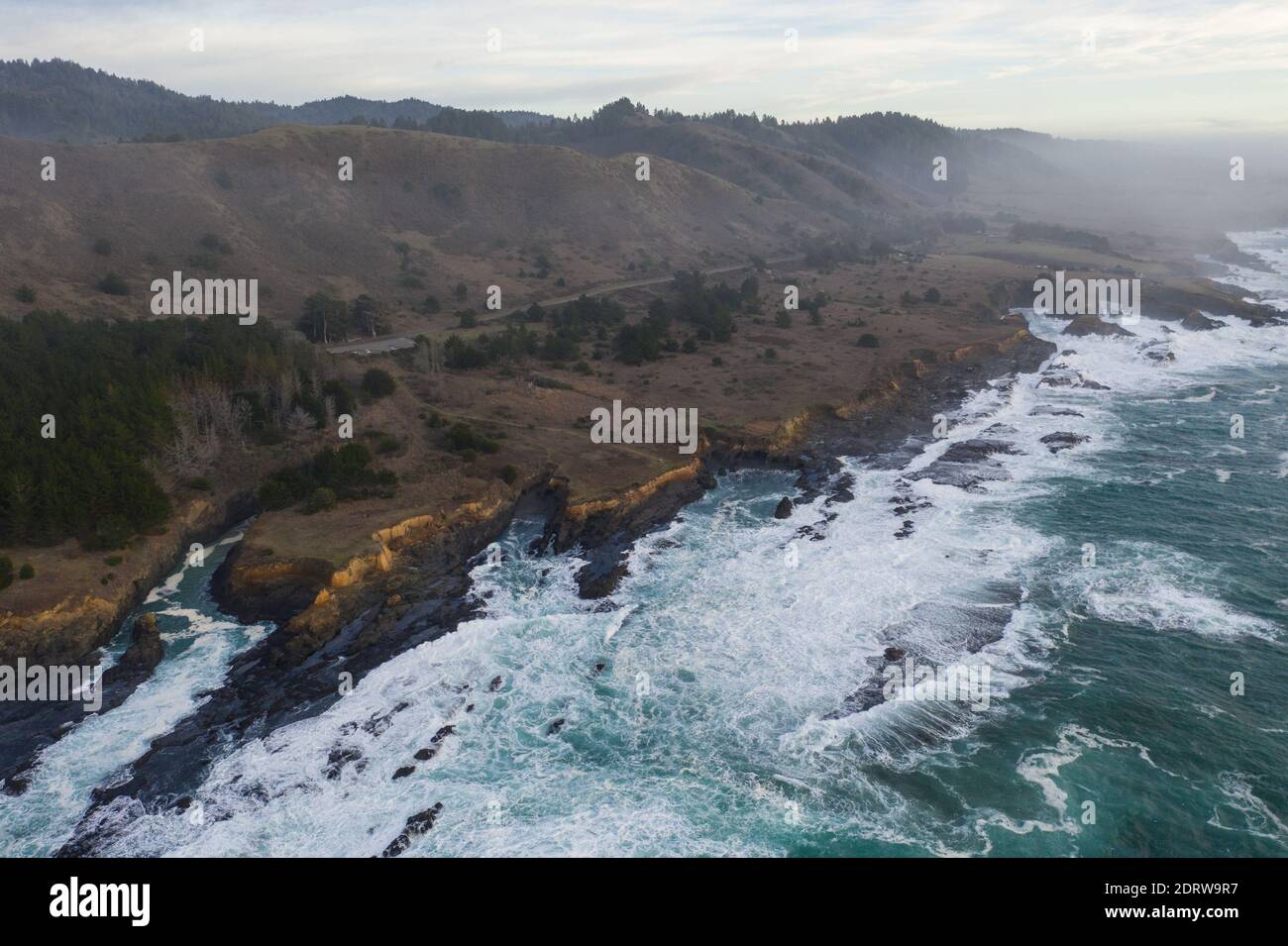 Les eaux froides et riches en éléments nutritifs de l'océan Pacifique ont battu contre le littoral rocheux et incroyablement pittoresque de la Californie du Nord à Mendocino. Banque D'Images