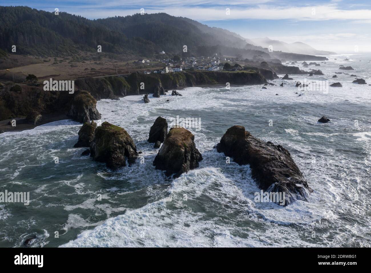 Les eaux froides et riches en éléments nutritifs de l'océan Pacifique ont battu contre le littoral rocheux et incroyablement pittoresque de la Californie du Nord à Mendocino. Banque D'Images
