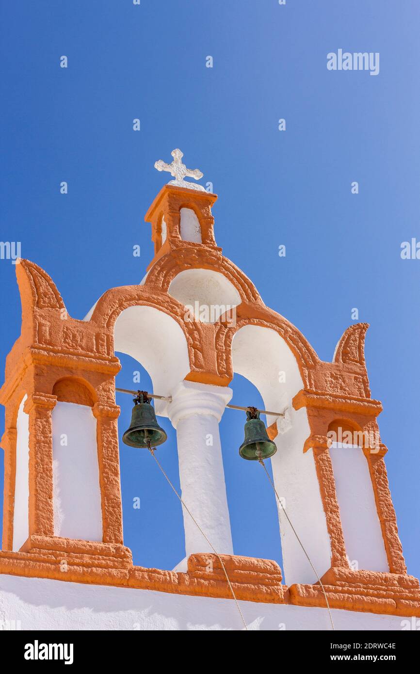 Beffroi traditionnel d'une chapelle grecque orthodoxe dans le village d'Oia, île de Santorin, Cyclades, mer Egée, Grèce, Europe Banque D'Images
