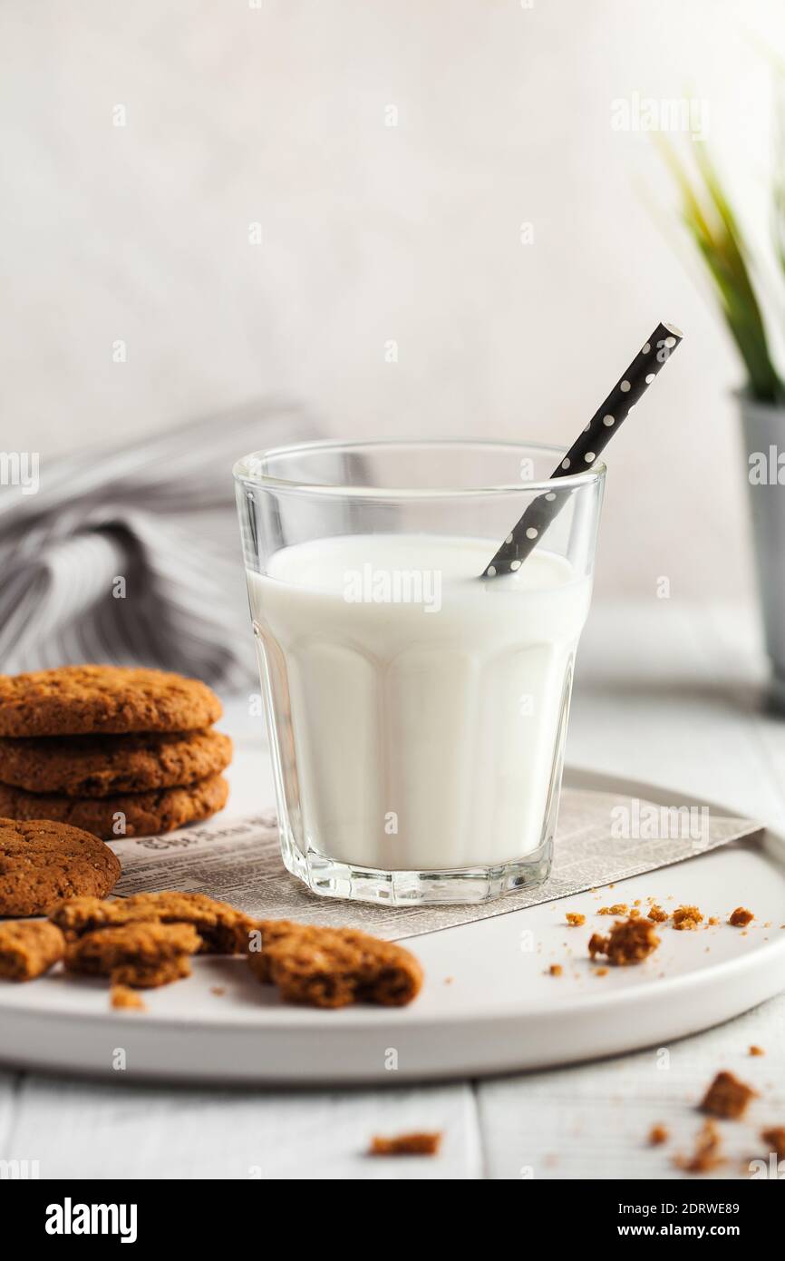 Un verre de lait, des biscuits sur un fond clair. Le concept du lait, des  produits laitiers, des produits agricoles. Copier l'espace Photo Stock -  Alamy