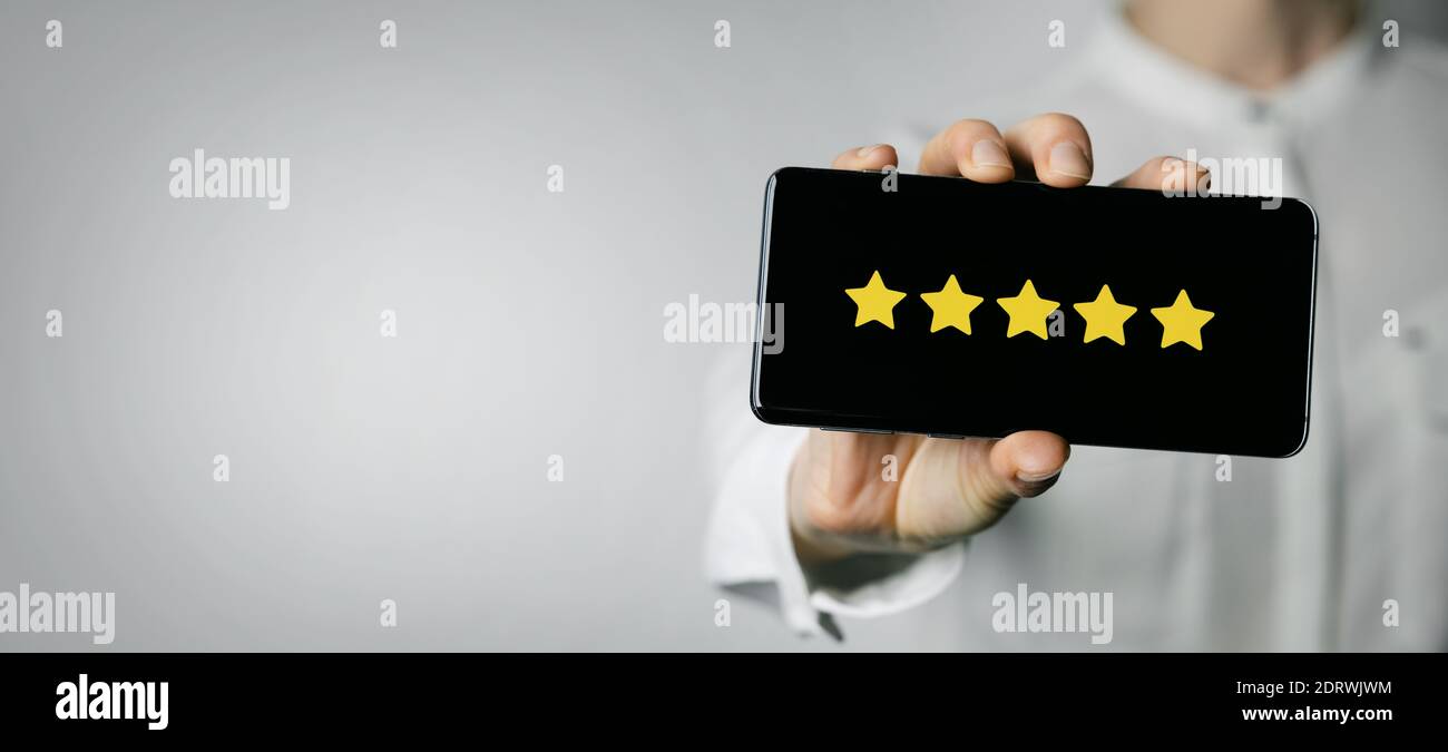 excellent service et commentaires des clients. femme tenant un téléphone avec 5 étoiles à l'écran. espace de copie Banque D'Images excellent service et commentaires des clients. femme tenant un téléphone avec 5 étoiles à l'écran. espace de copie Banque D'Images