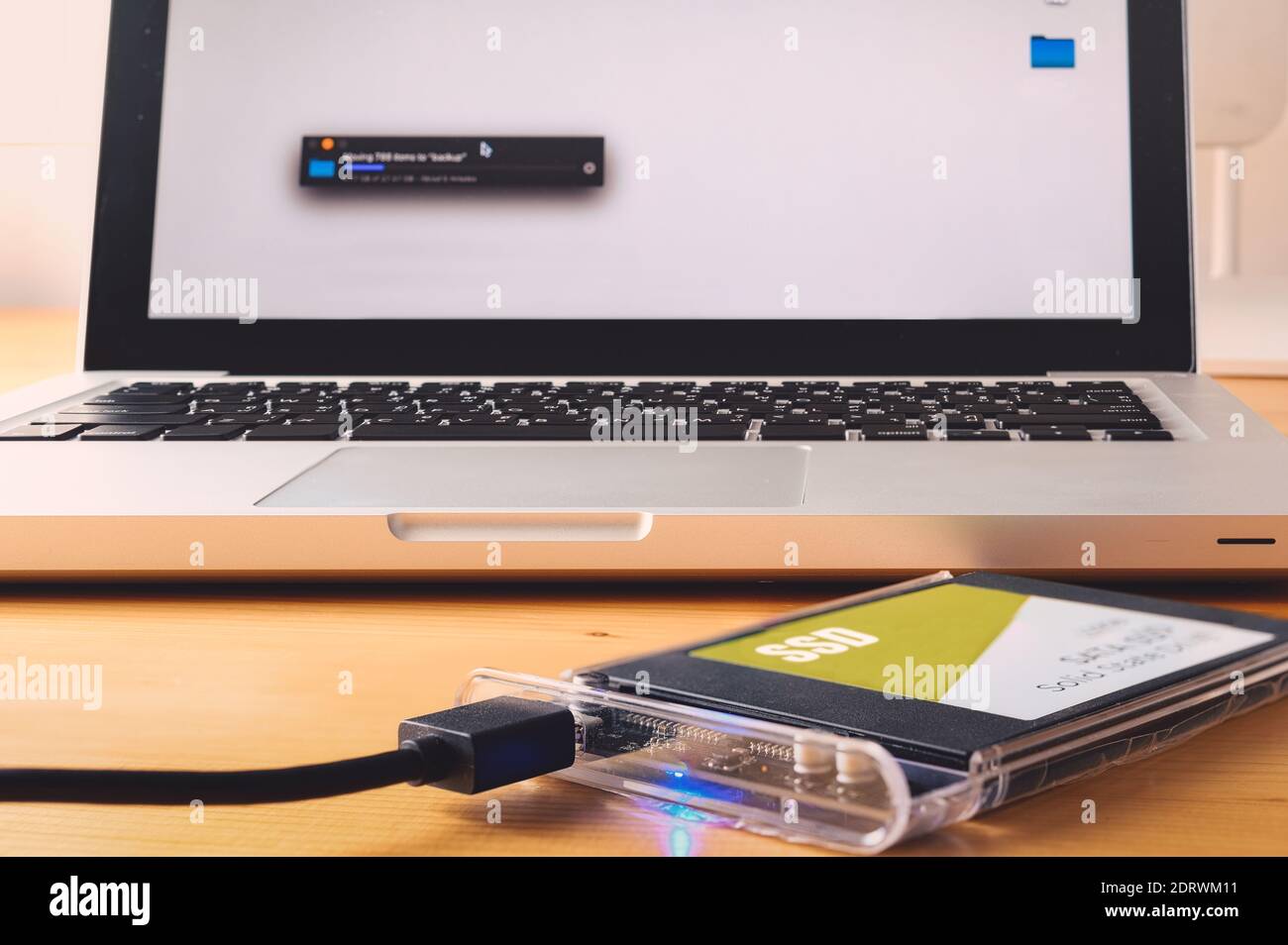 Ordinateur portable et SSD (solid state drive,avec connexion SATA 6 Gb Banque D'Images