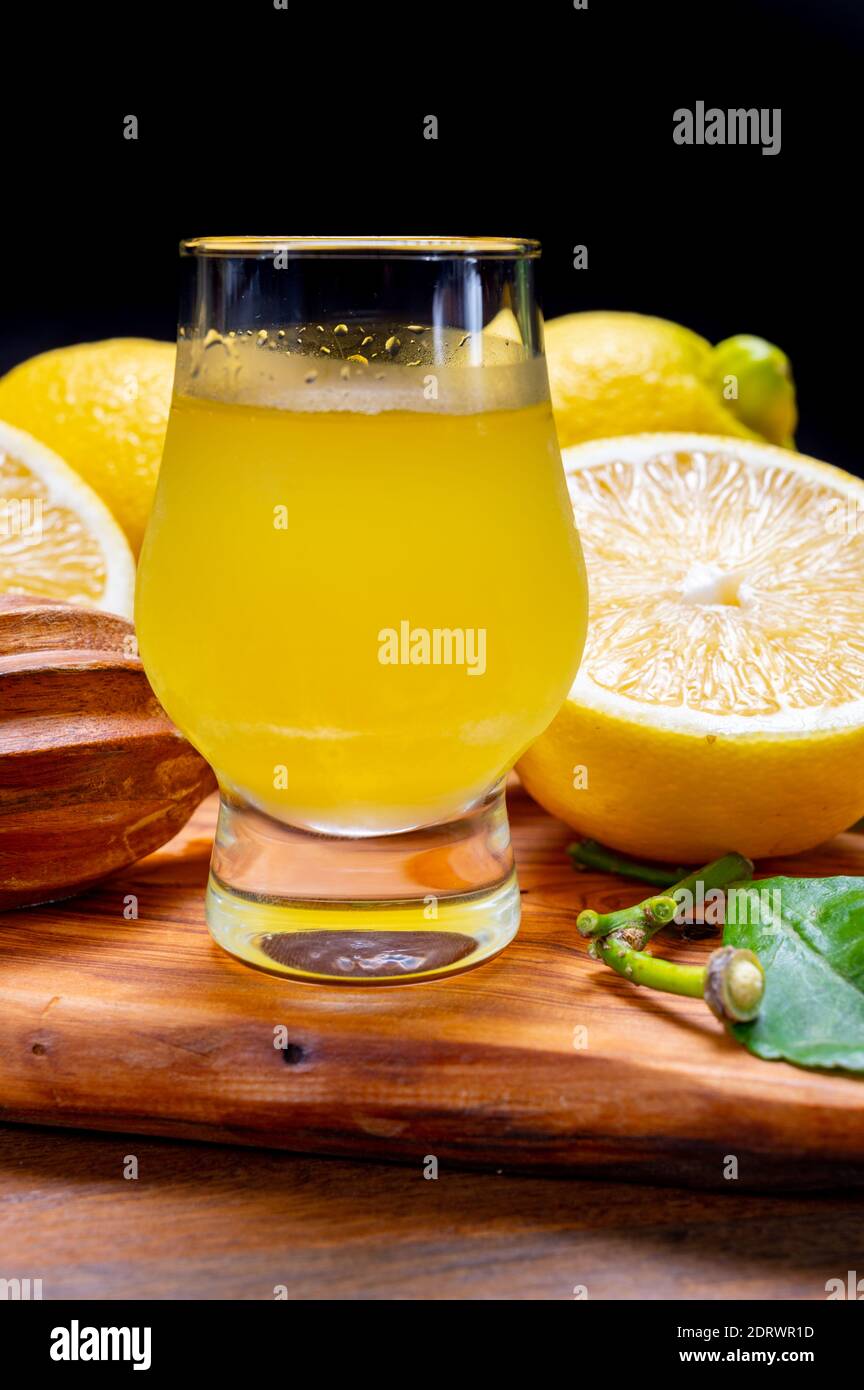 Verre de liqueur de limoncello douce et froide fait à partir de la nouvelle récolte de citrons italiens jaunes mûrs frais, côte amalfitaine, Italie Banque D'Images