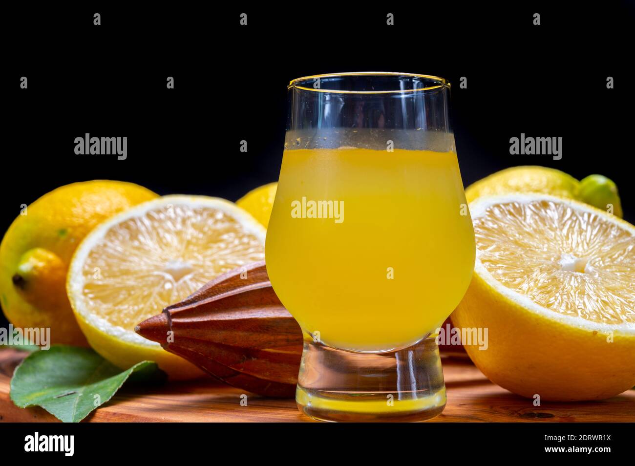 Verre de liqueur de limoncello douce et froide fait à partir de la nouvelle récolte de citrons italiens jaunes mûrs frais, côte amalfitaine, Italie Banque D'Images