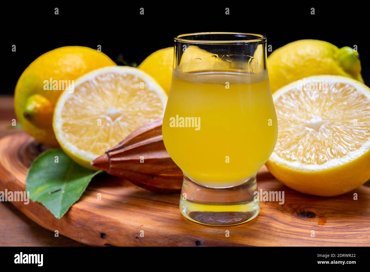 Verre de liqueur de limoncello douce et froide fait à partir de la nouvelle récolte de citrons italiens jaunes mûrs frais, côte amalfitaine, Italie Banque D'Images