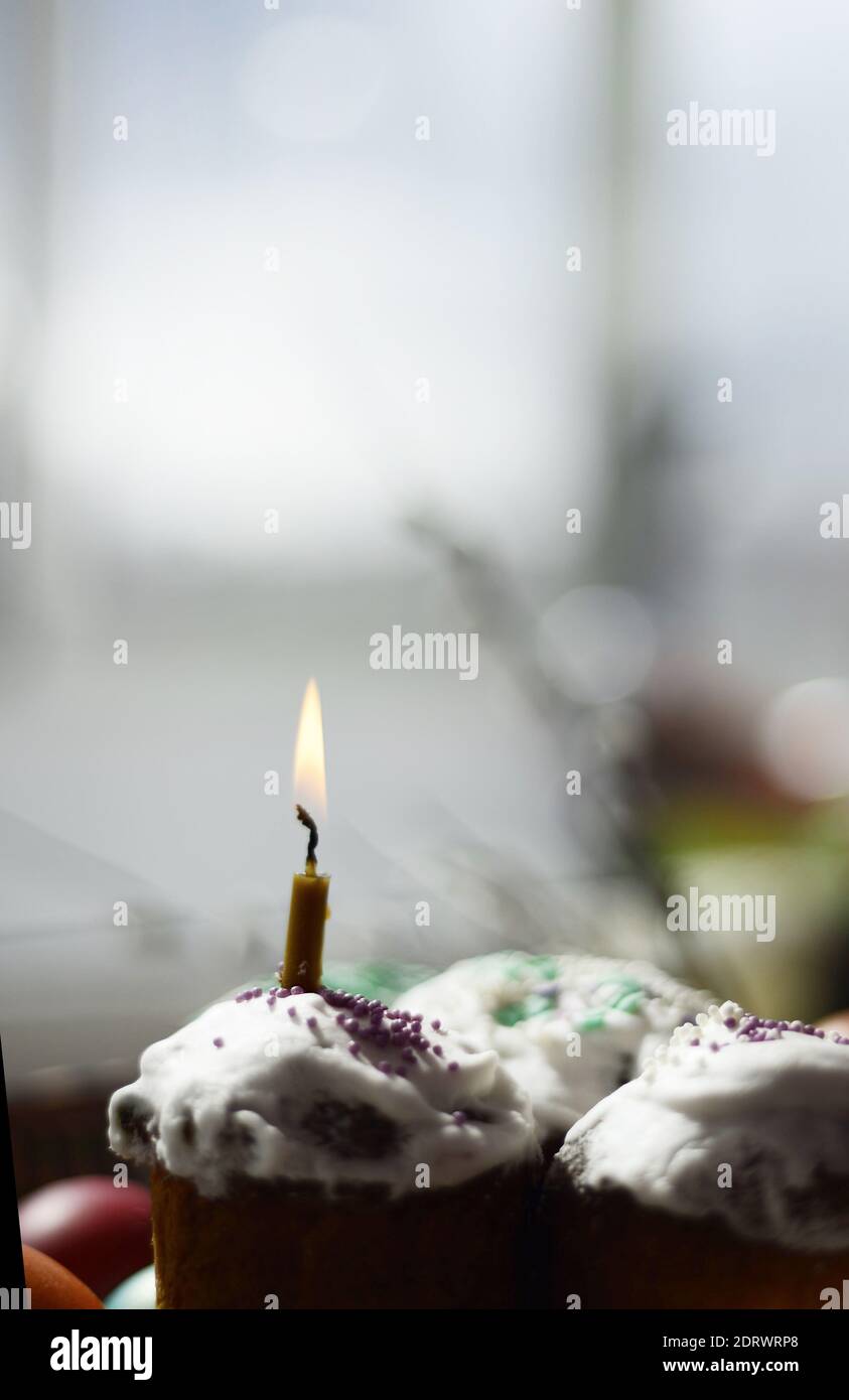 Bougie d'église brûlante dans le kulich de Pâques. Image avec effet de flou. Copier l'espace pour le texte. Frontière de Pâques. Banque D'Images