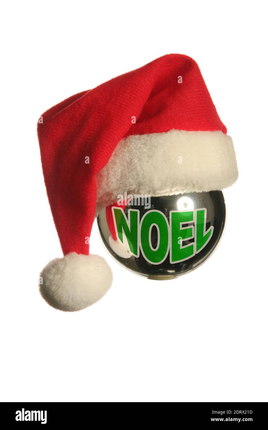 chapeau de père noël sur une boule avec inscription de noël, découpé sur fond blanc Banque D'Images