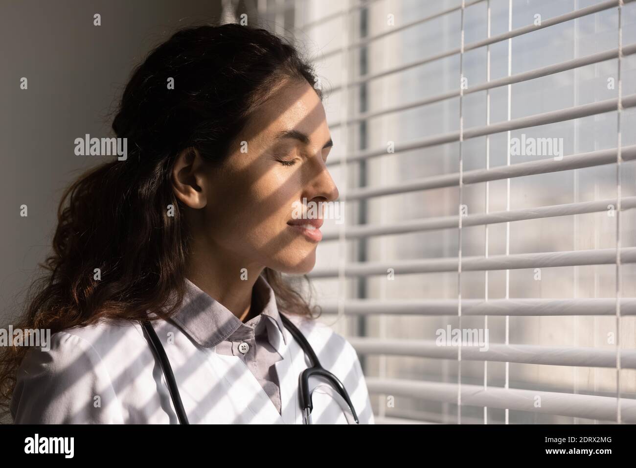 Gros plan d'une femme heureuse médecin détendez-vous avec les yeux fermés Banque D'Images