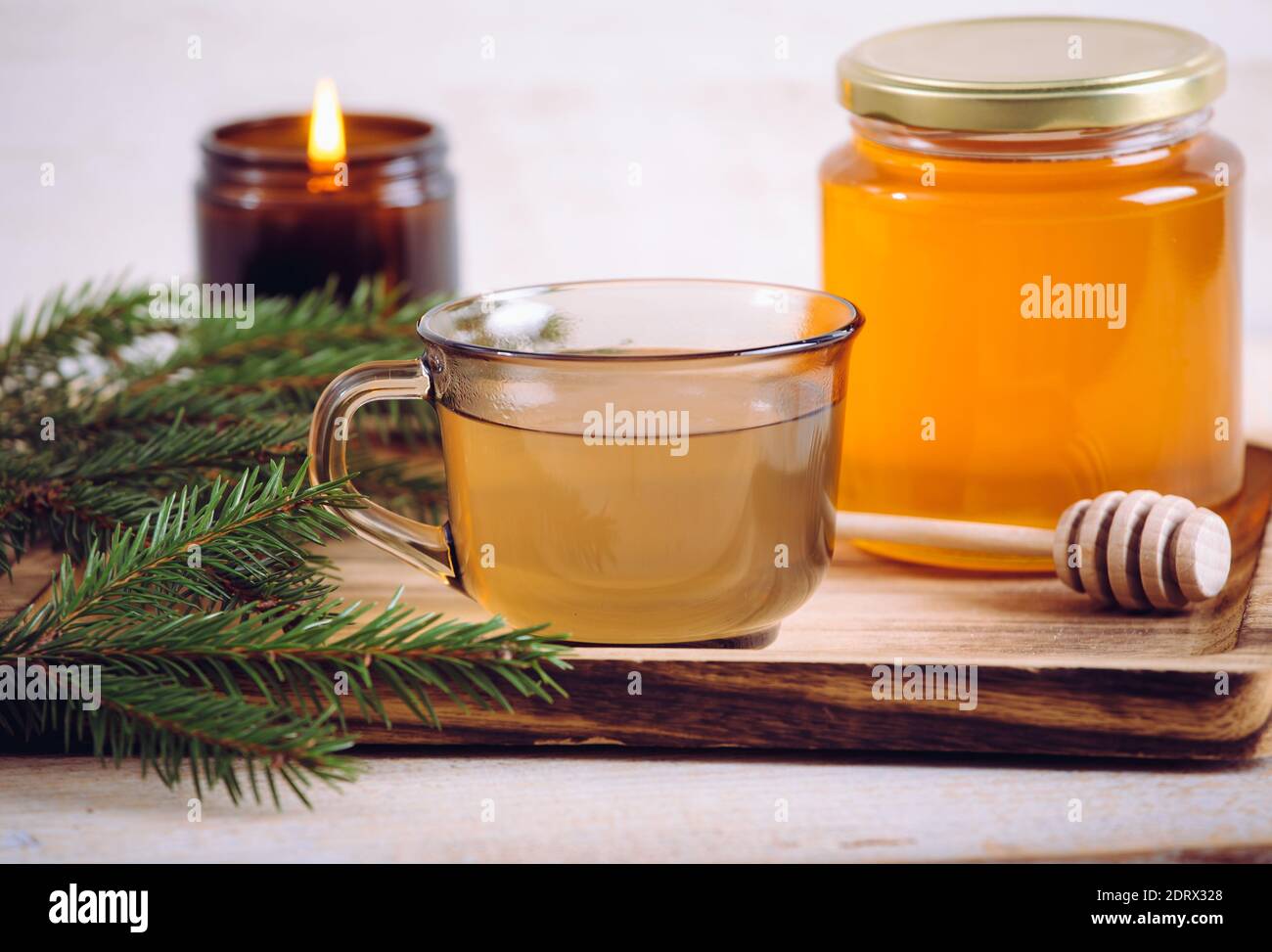 Infusion de thé aux aiguilles d'épicéa avec du miel. Branches d'arbre pour la décoration. Intérieur maison, sain plein de vitamine C. ensemble confortable. Banque D'Images
