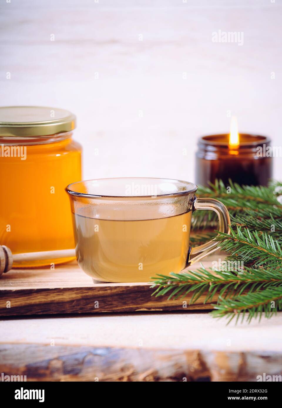 Infusion de thé aux aiguilles d'épicéa avec du miel. Branches d'arbre pour la décoration. Intérieur maison, sain plein de vitamine C. ensemble confortable. Banque D'Images