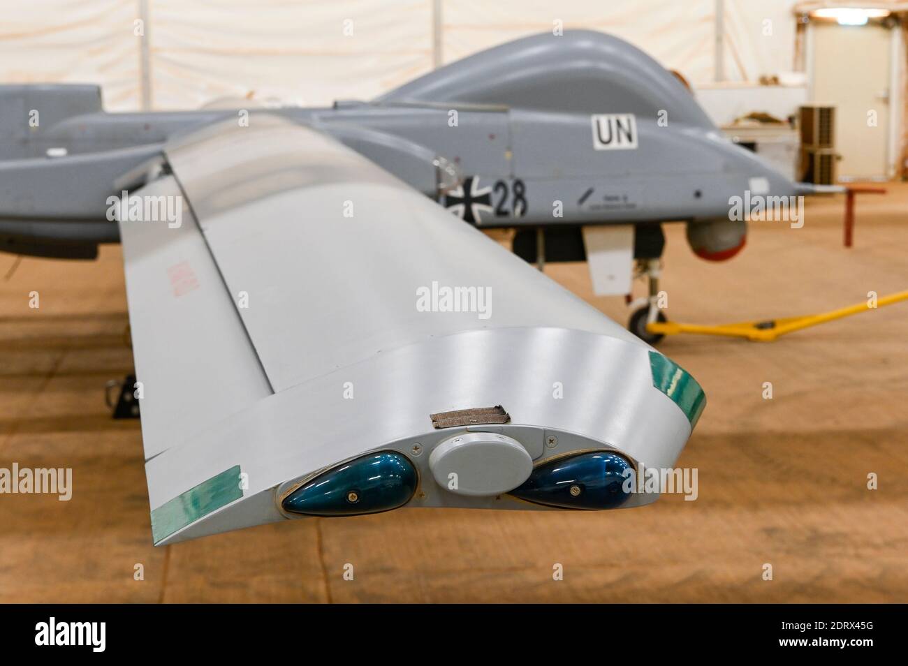 MALI, Gao, Mission de maintien de la paix des Nations Unies de la MINUSMA, Camp Castor, bundeswehr armée allemande, hangar avec drone de reconnaissance Heron, un système israélien, UAV véhicule aérien sans pilote Banque D'Images