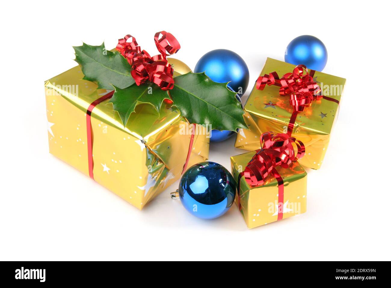 cadeaux avec décorations de noël, boules de noël et houx isolés sur fond blanc Banque D'Images