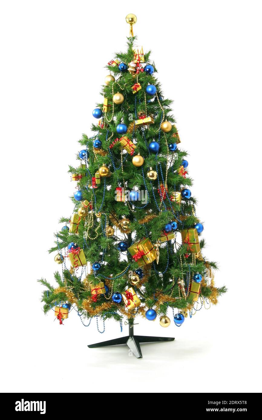 Arbre de Noël synthétique avec beaucoup de décoration, boule de Noël et cadeaux. Sapin isolé sur fond blanc Banque D'Images