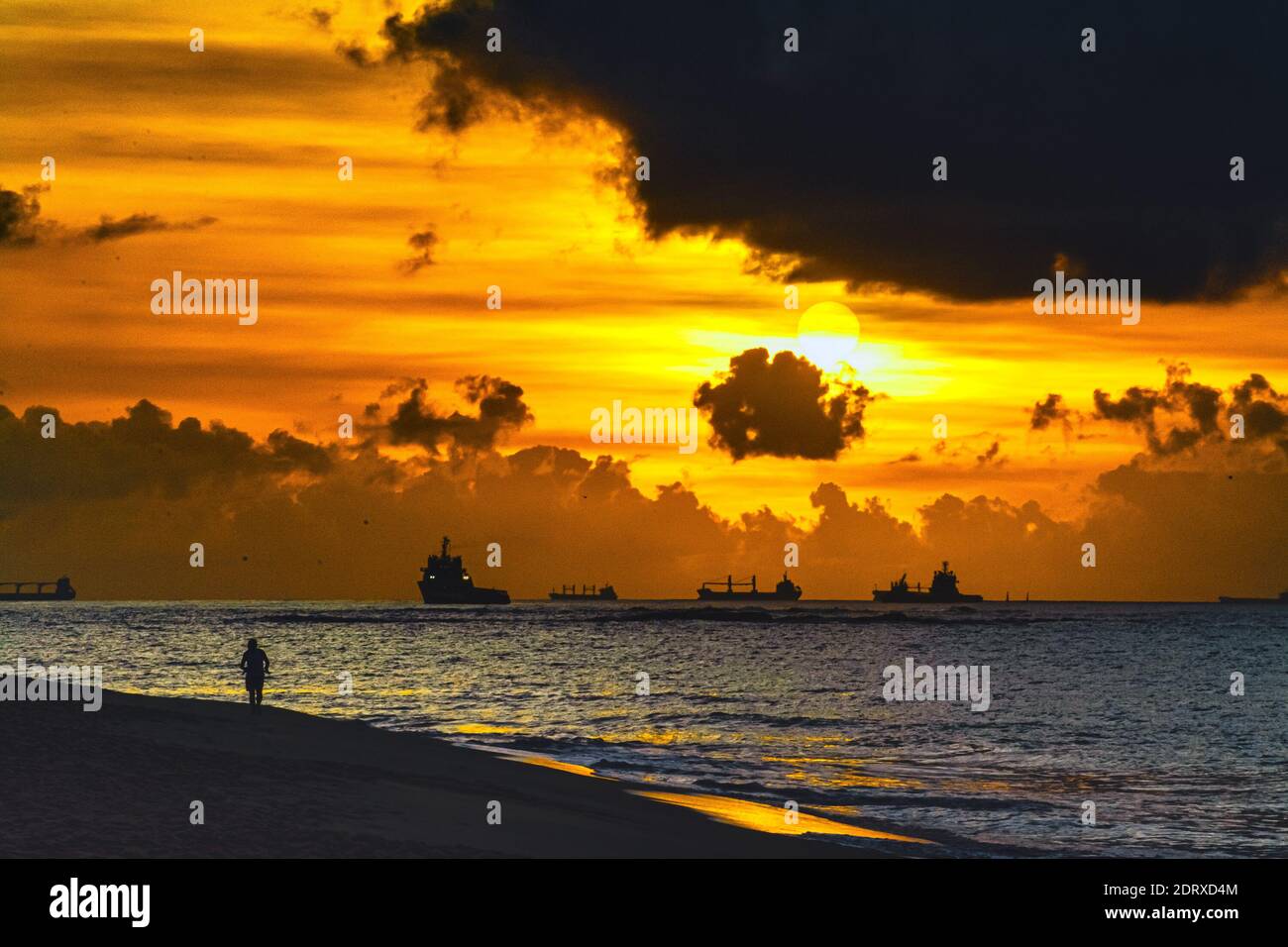 Vue panoramique sur mer contre Orange Ciel Banque D'Images
