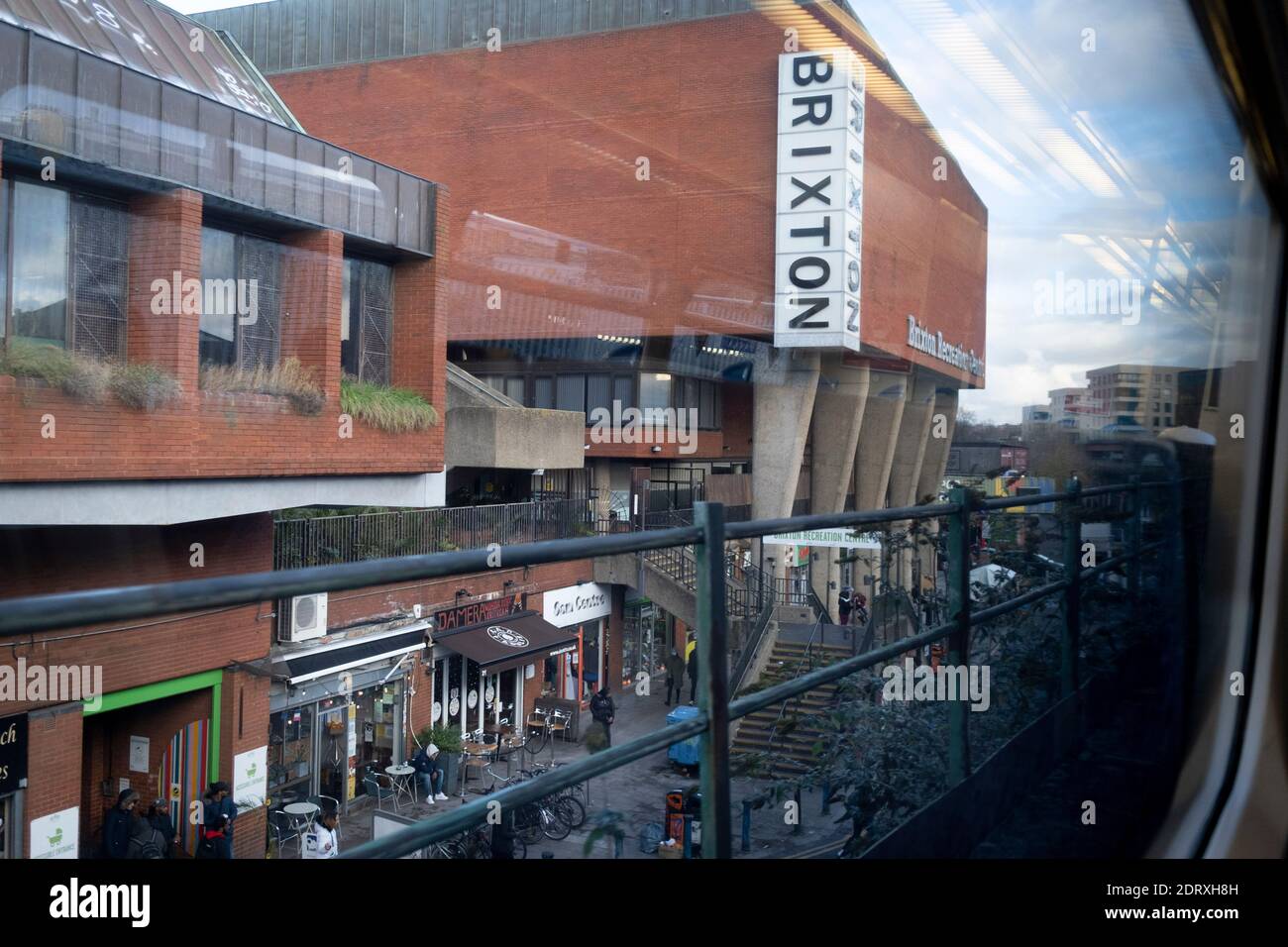 Un extérieur du centre sportif et d'activités du Brixton Recreation Centre (appelé Brixton Rec), vu de la fenêtre d'une voiture de train passant, le 5 décembre 2020, à Londres, en Angleterre. Brixton Rec (terminé en 1986) est un bâtiment classé de niveau II conçu par George Finch qui dispose d'une piscine, de salles de sport, de courts de squash, de studios de danse, de programmes de remise en forme, d'un sauna et de bains de vapeur et d'une salle de sport. Banque D'Images