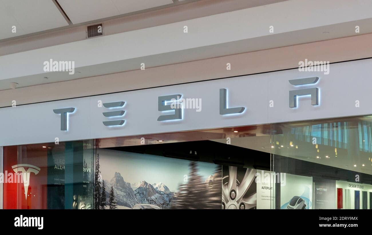 Enseigne Tesla dans le Tysons Corner Center en Virginie, États-Unis. Banque D'Images Enseigne Tesla dans le Tysons Corner Center en Virginie, États-Unis. Banque D'Images