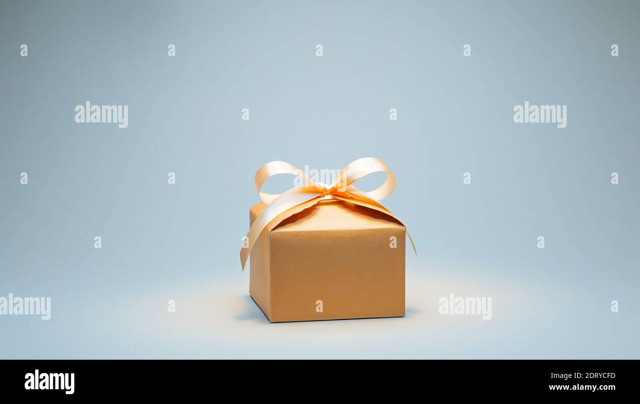 Cadeau dans une boîte en carton avec ruban crème Banque D'Images