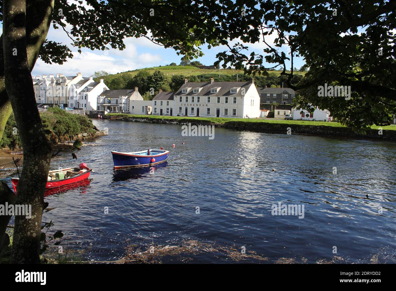 Le village de Cushendun vue de l'autre côté de la rivière Glendun contenant c'est son propre port naturel Banque D'Images