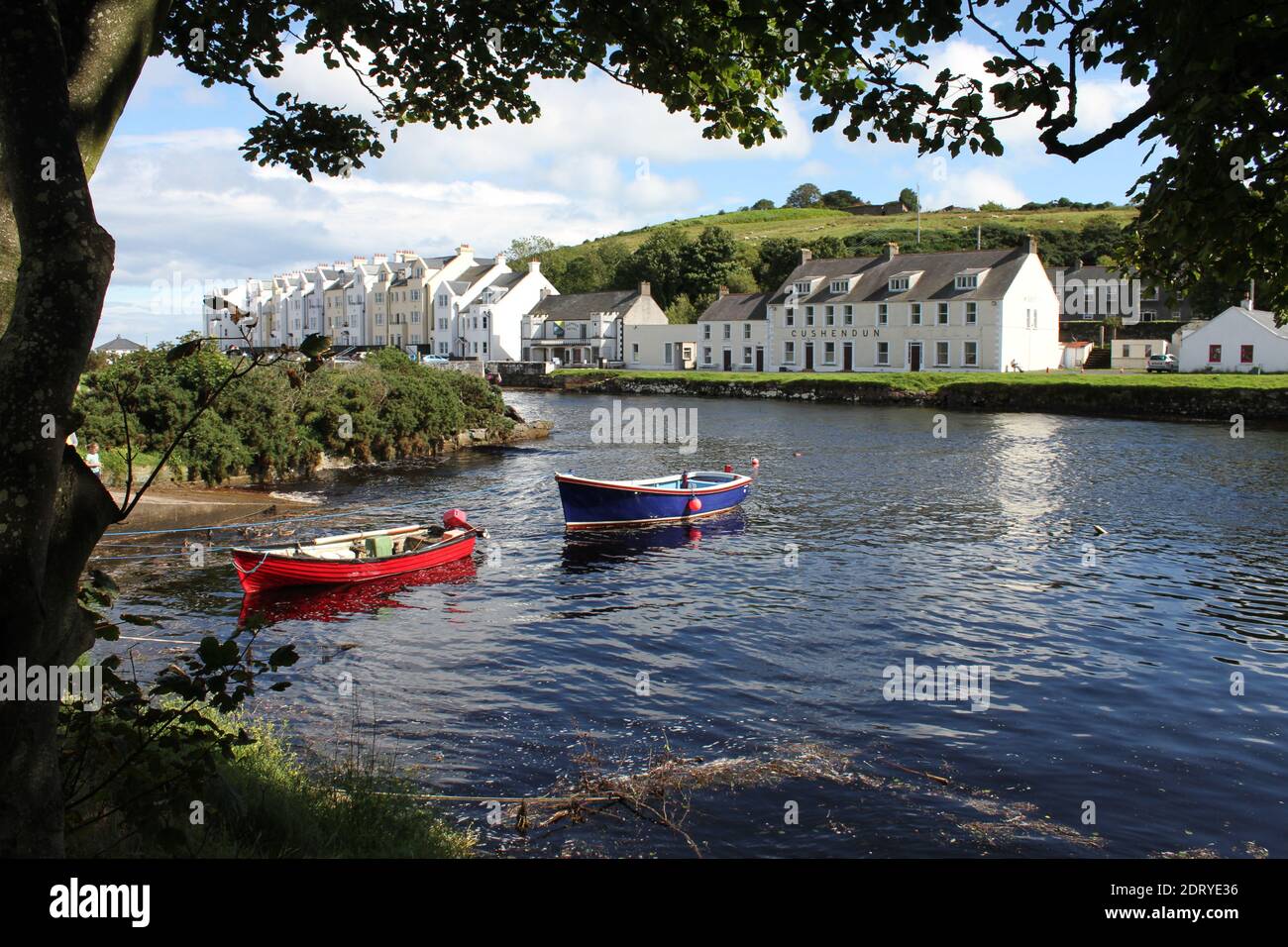 Le village de Cushendun vue de l'autre côté de la rivière Glendun contenant c'est son propre port naturel Banque D'Images