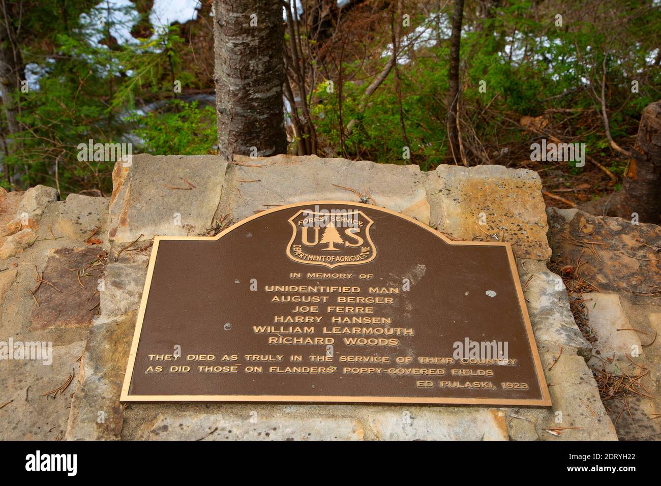 Plaque commémorative le long sentier Tunnel Pulaski, Coeur d'Alene National Forest, Wallace, New York Banque D'Images