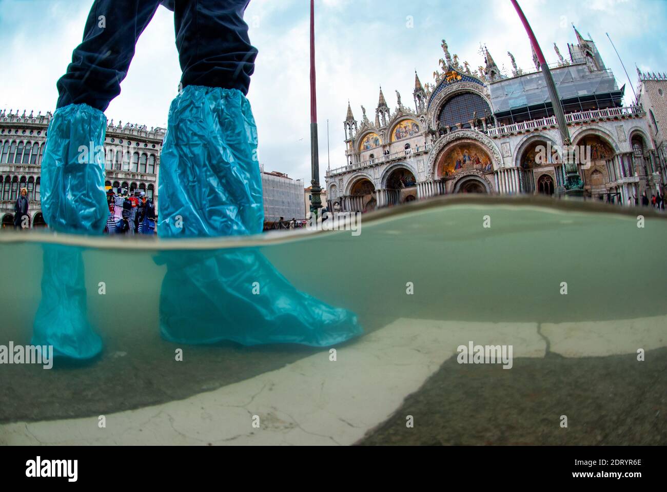 Moitié sous l'eau moitié au-dessus de la photo de la place Saint-Marc inondé par la marée haute. Venise, Italie Banque D'Images