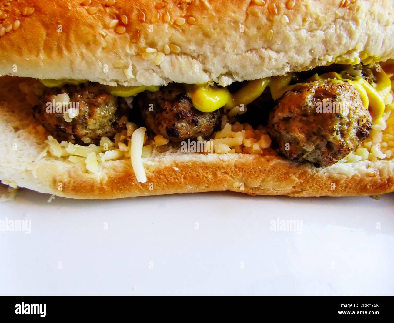 Sandwich grec Meatball avec fromage râpé et moutarde Banque D'Images