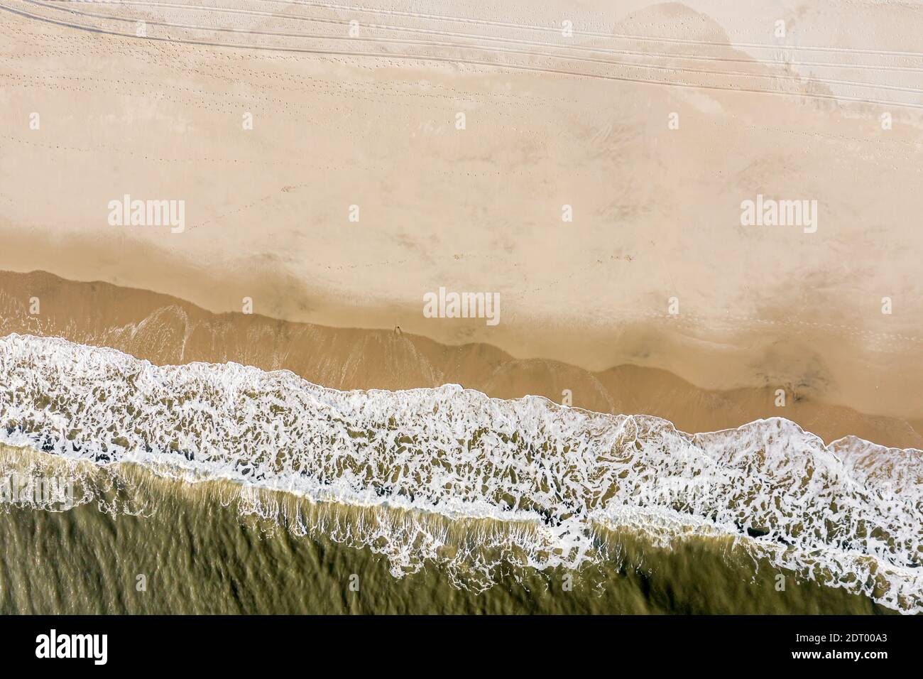Image aérienne du surf sur une plage de Southampton à Southampton, NY Banque D'Images