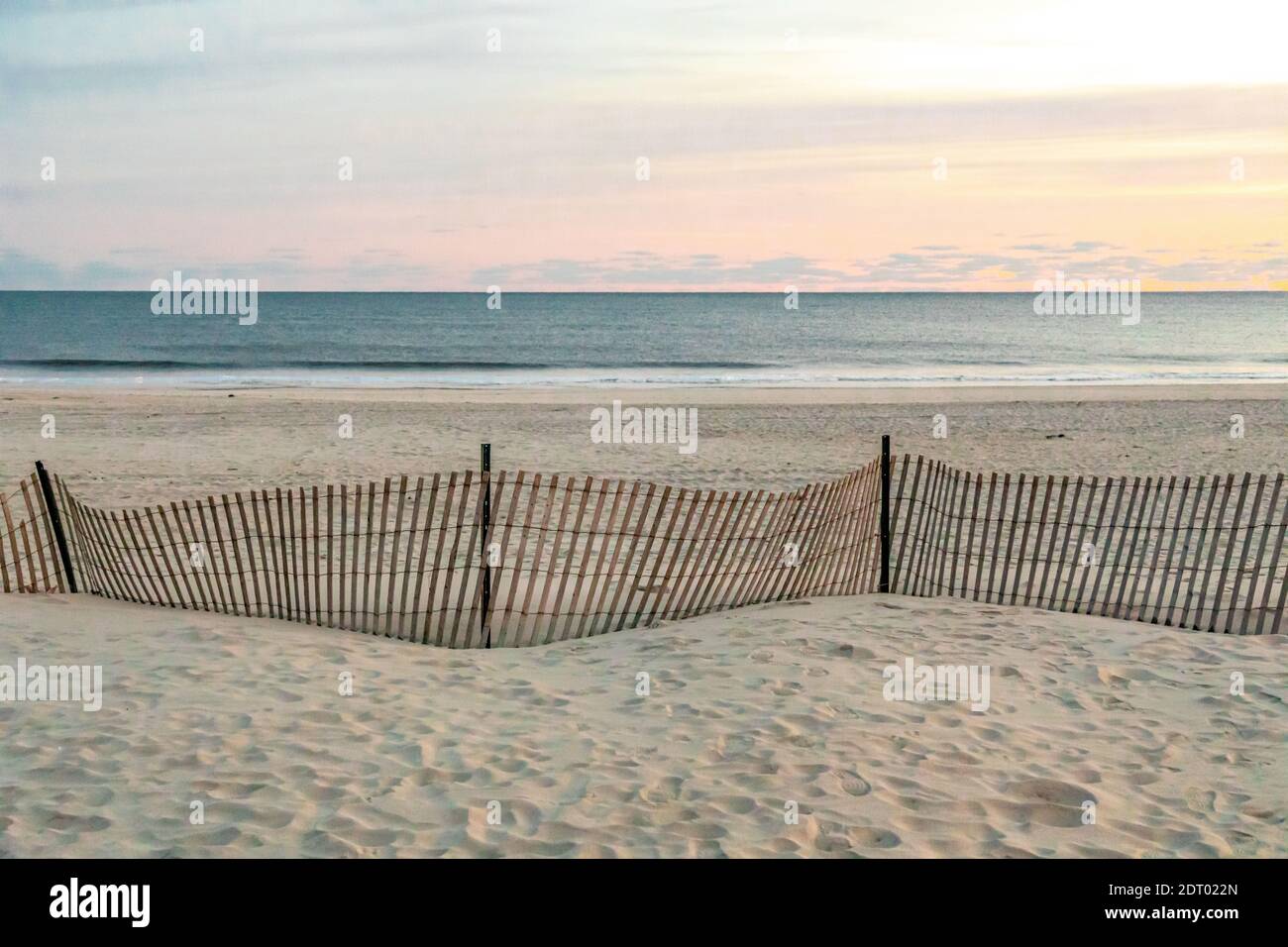Paysage avec clôture de plage et l'océan Atlantique au-delà, Southampton, NY Banque D'Images