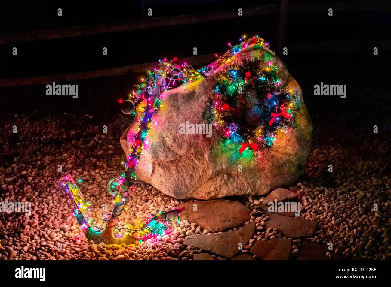 L'arbre de Noël s'allume sur une vieille ancre la nuit Banque D'Images