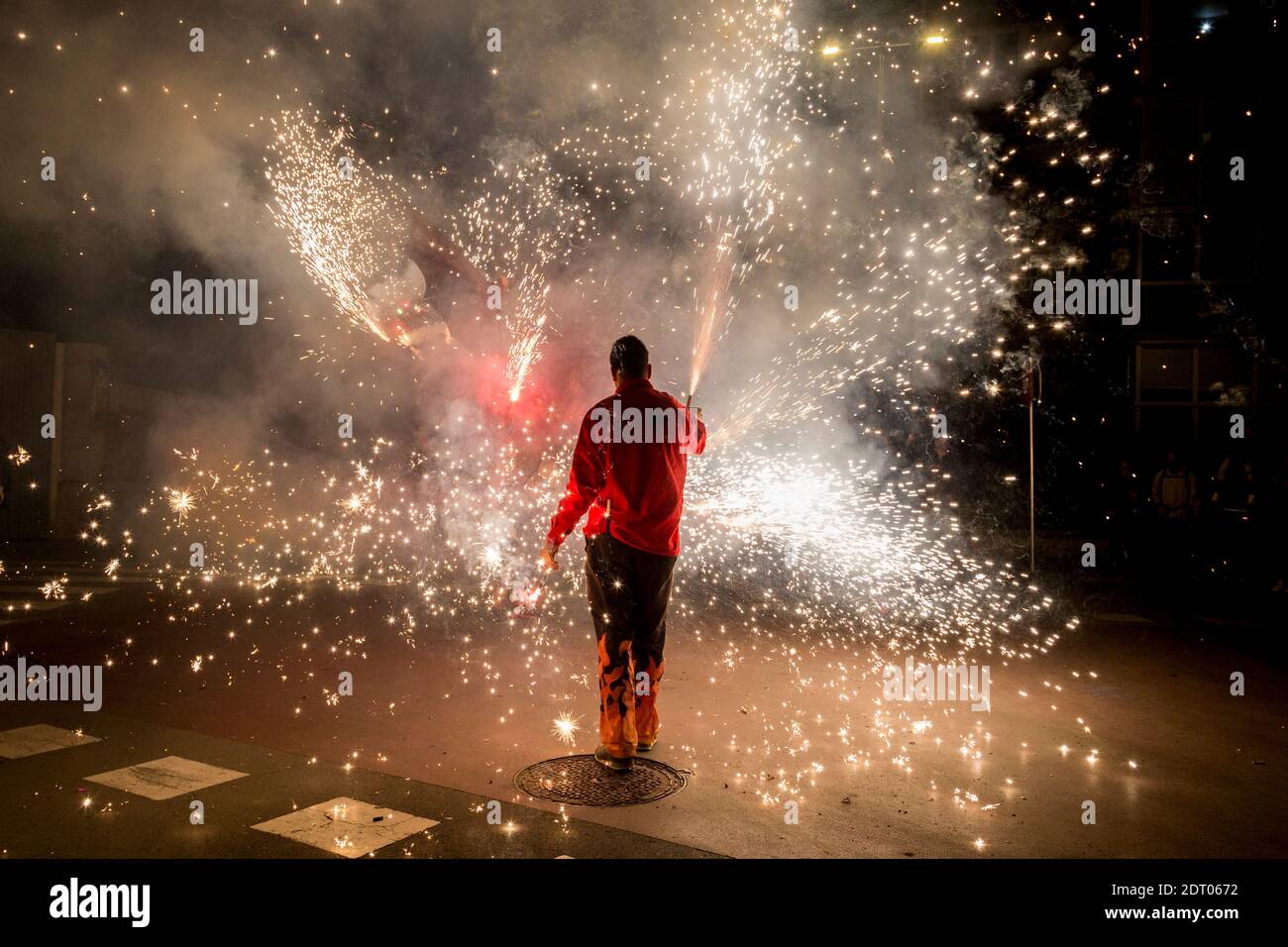 Le correcentre est une célébration catalane typique dans laquelle des dragons avec des feux d'artifice dansent dans les rues. Banque D'Images