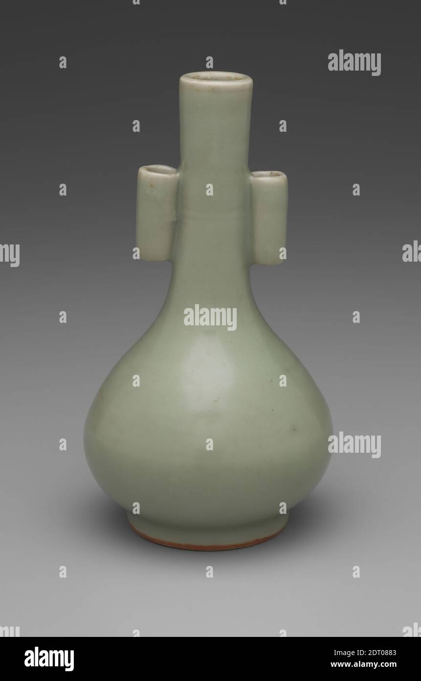 Vase, XIIe–XIIIe siècle, grès avec glaçure verte (Longquan ware), 6 5/8 × 3 5/8 po. (16.8 × 9.2 cm), les deux boutons non fonctionnels sur les côtés de ce vase référencent probablement des récipients métalliques de cette forme qui ont été utilisés pour un jeu connu sous le nom de touhu, dans lequel des flèches ont été tournées dans le col d'un vase et ses deux ouvertures étroites sur les côtés. , Chine, Chinois, dynastie des Song du Sud (1126–1279), Containers - céramique Banque D'Images