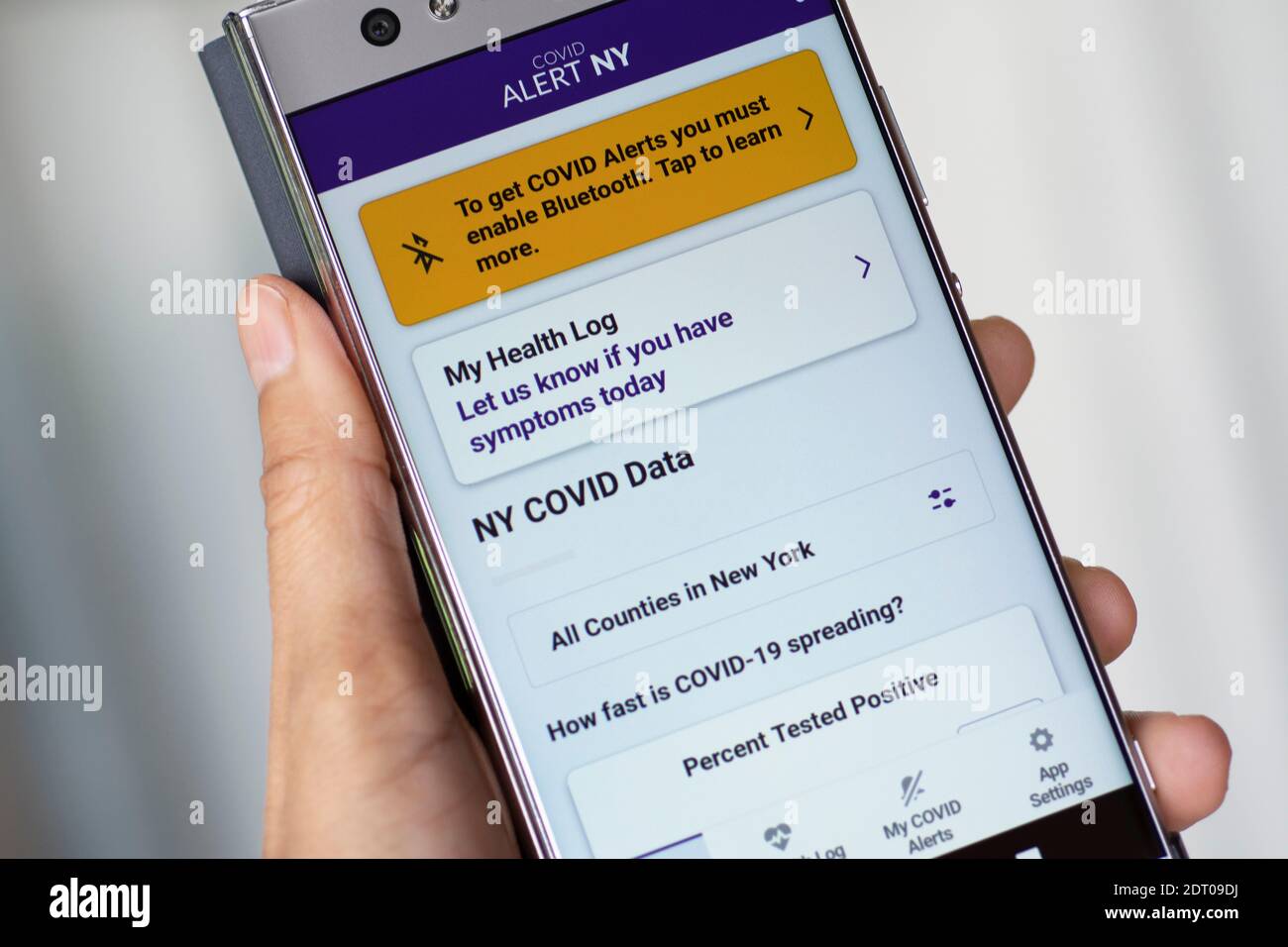 Application COVID Alert NY sur téléphone mobile, écran de smartphone Banque D'Images