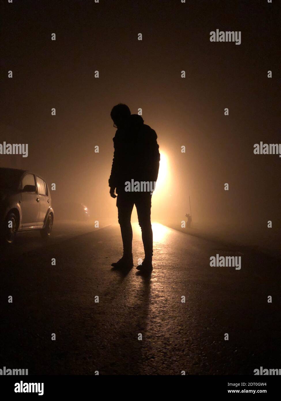 Silhouette Man debout sur la rue contre le ciel la nuit Banque D'Images