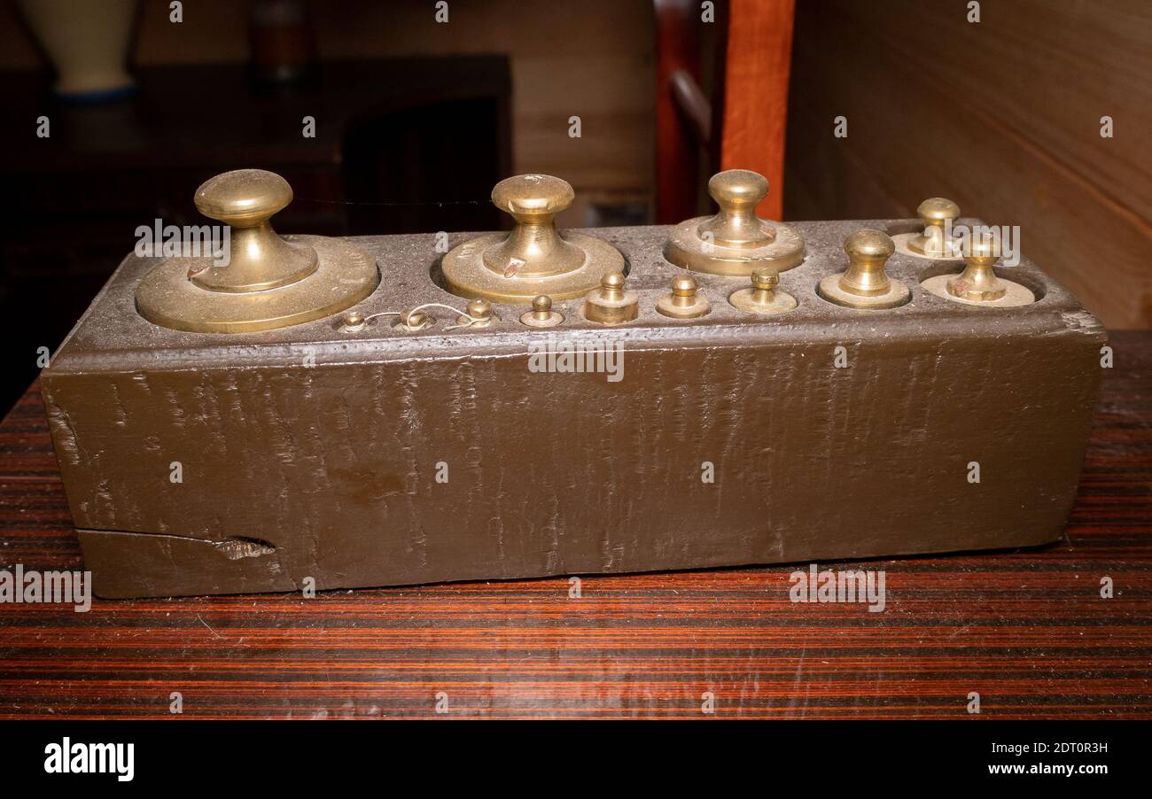 Un ancien ensemble de poids de différentes tailles Banque D'Images