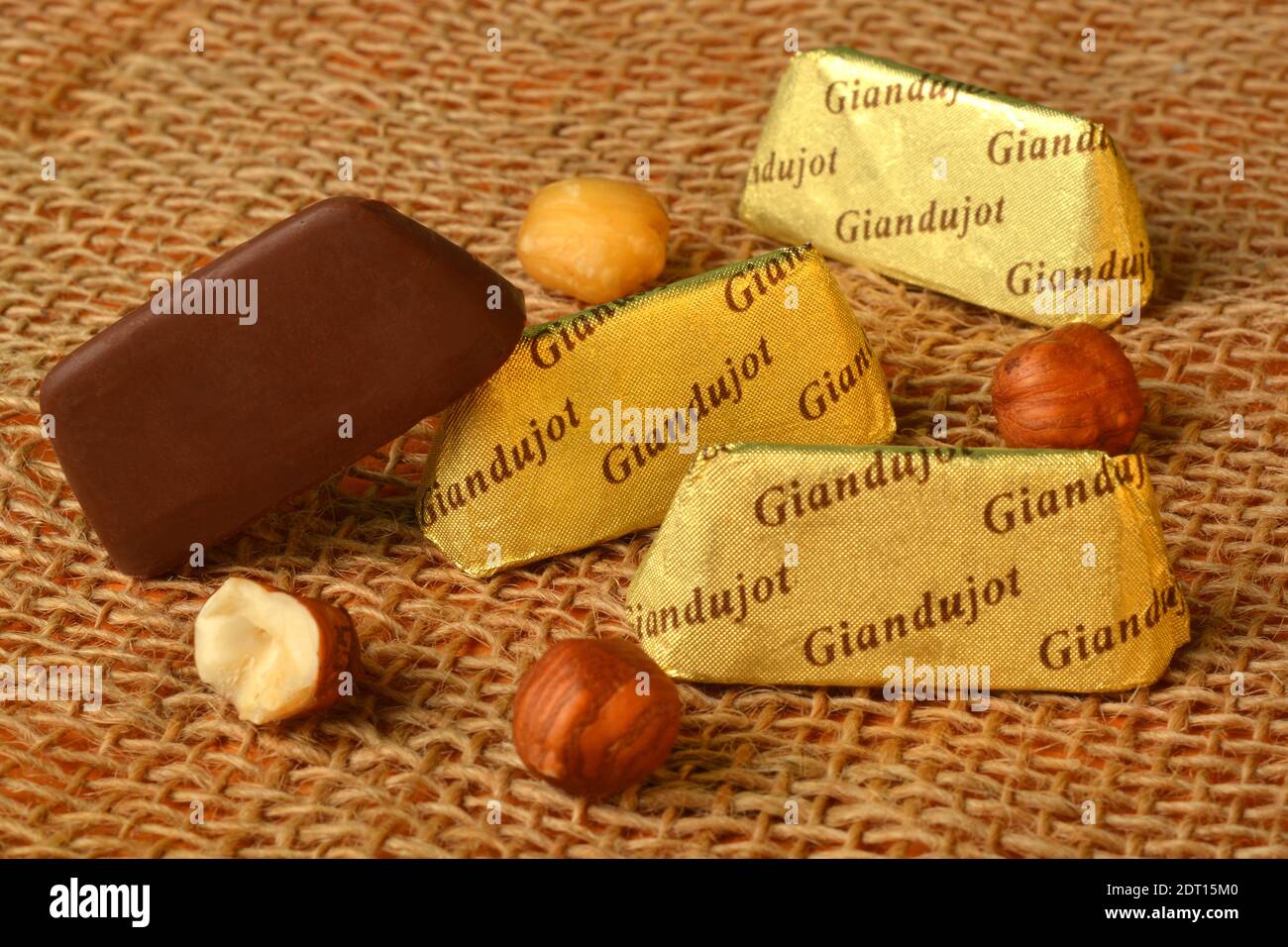 Produit alimentaire italien, le Gianduiotto Piémont traditionnel avec chocolat noisette. Banque D'Images