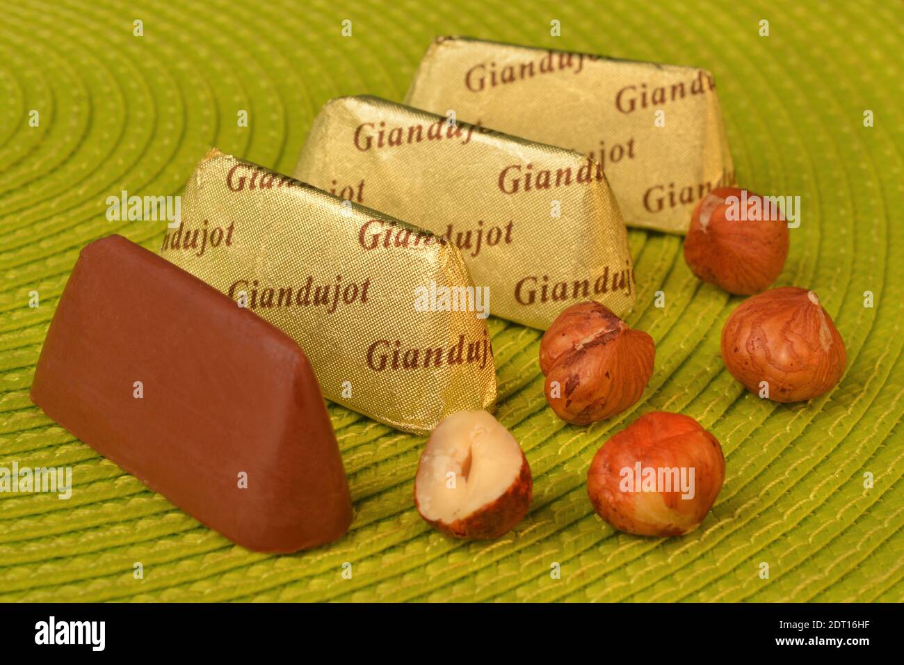 Produit alimentaire italien, le Gianduiotto Piémont traditionnel avec chocolat noisette. Banque D'Images