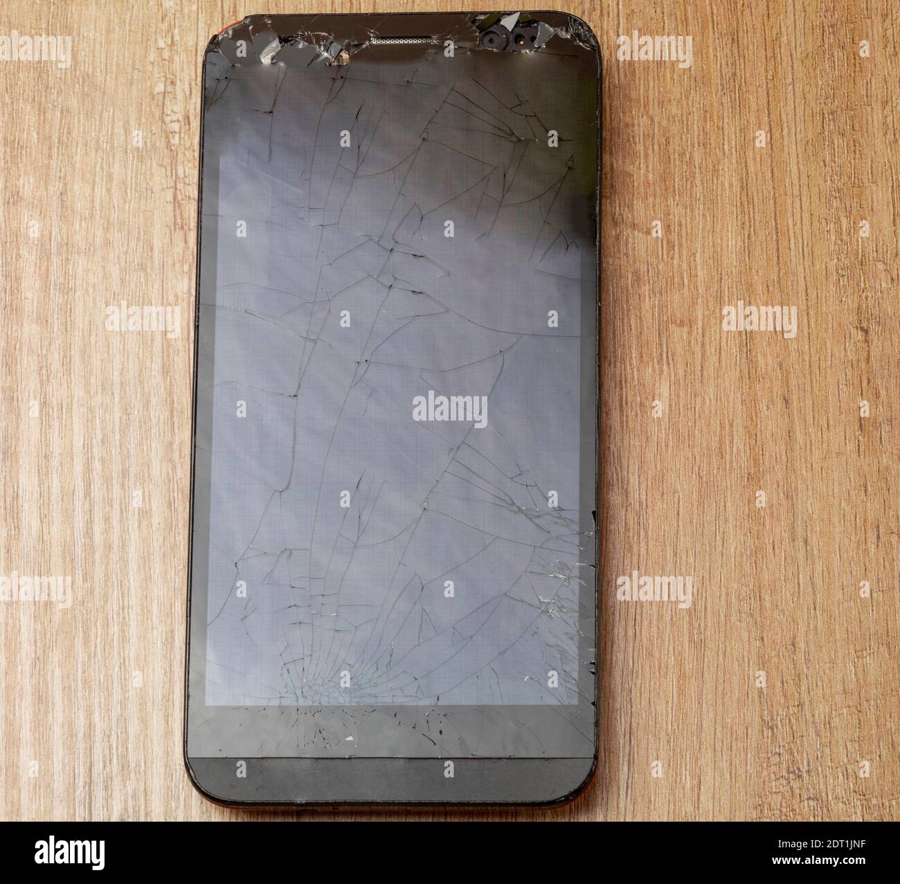 Un Telephone Portable Casse Se Trouve Sur Une Table En Bois Photo Stock Alamy